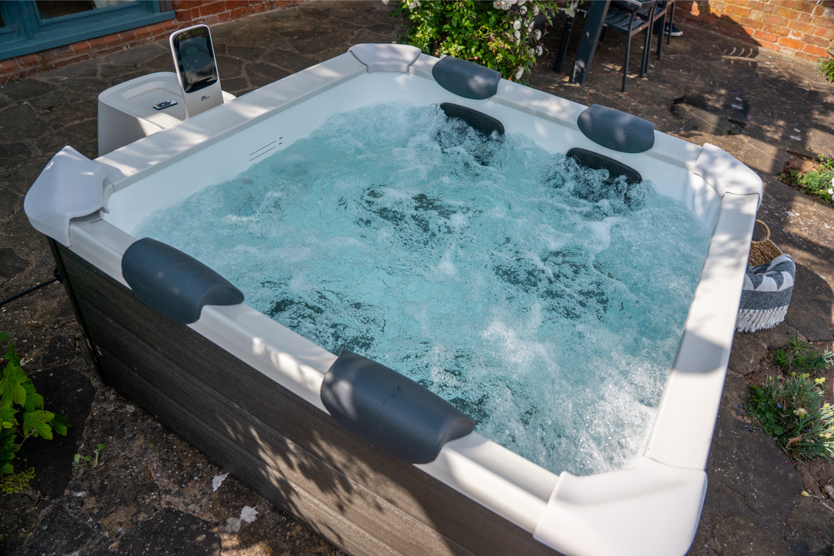 MSpa Oslo 6-Person Rigid Frame Hot Tub with Lights
