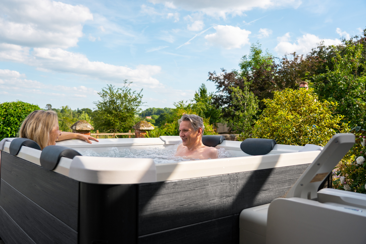 MSpa Oslo 6-Person Rigid Frame Hot Tub with Lights